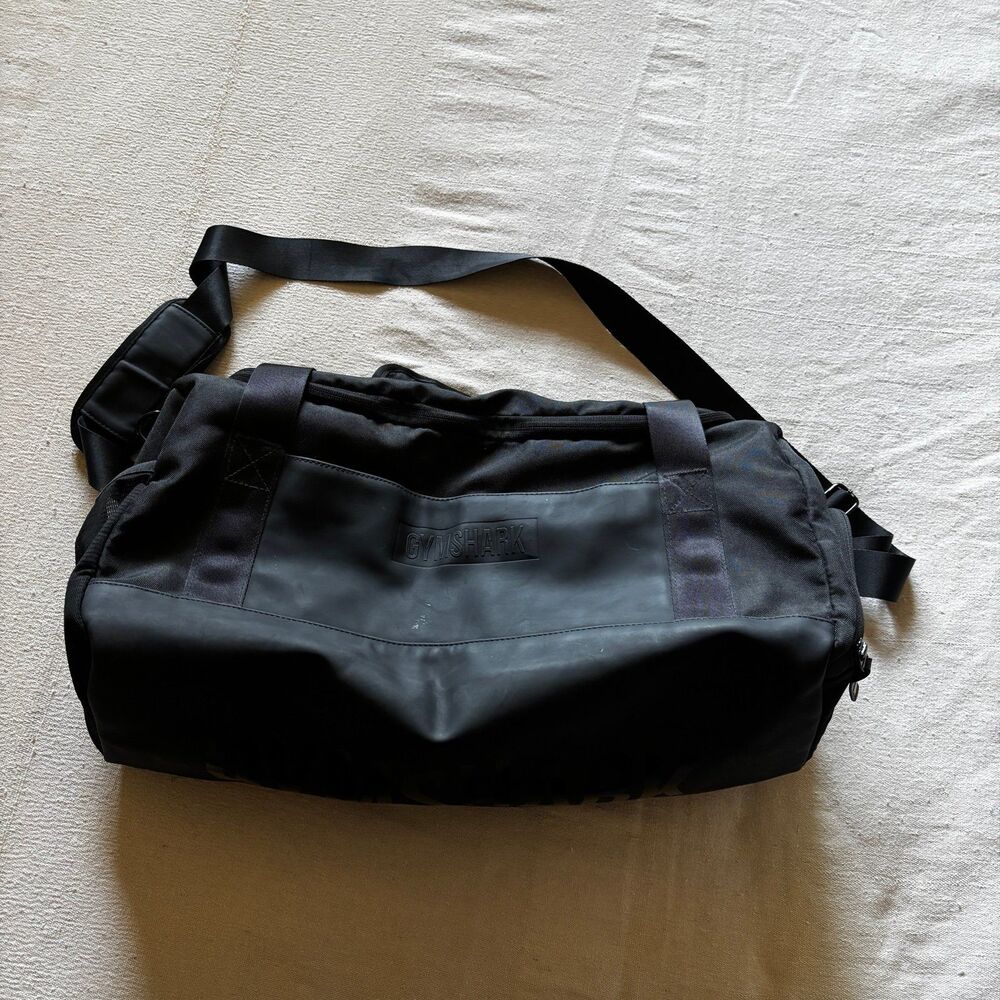 Gymshark All-Black Medium Everyday Duffle Bag